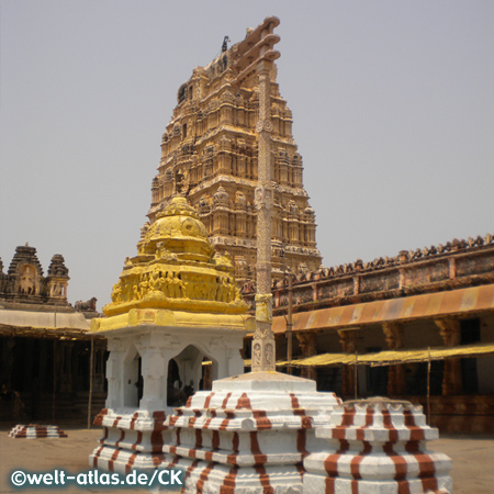 Gopuram (Torturm)des Virupaksha Tempel am Tungabhadra River, UNESCO-Weltkulturerbestätte in Hampi