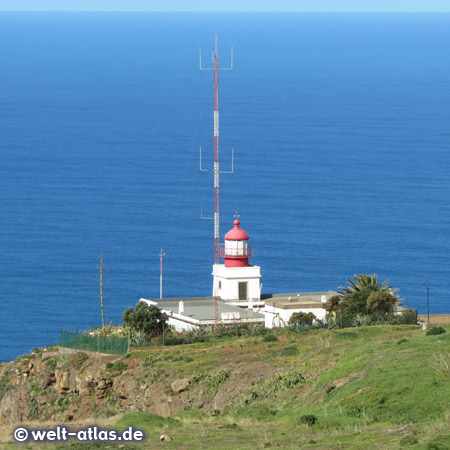 Leuchtturm Ponta do Pargo, der westlichste Punkt von Madeira auf einer Klippe – Position 32°48′41″N 17°14′52″W