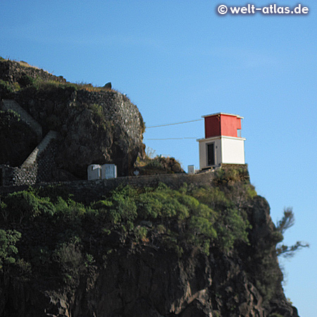 Leuchtturm in Ribeira Brava an Madeiras Südküste – Position: 32° 40,0′ N / 17° 03,8′ W 