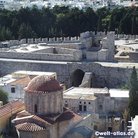 Byzantinische Kirche und mittelalterlichen Mauern der Bastion von Saint George in Rhodos Altstadt, UNESCO-Weltkulturerbe