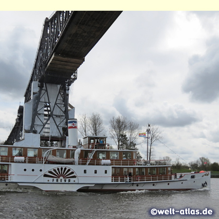 Der Raddampfer "Freya" unter der Rendsburger Hochbrücke bei einer Rundfahrt auf dem Nord-Ostsee-Kanal 