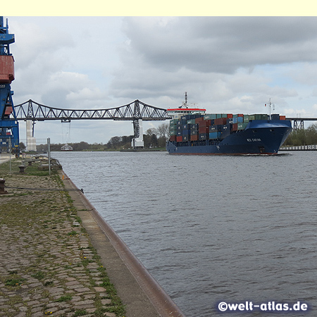 Kaianlagen und Containerschiff am Nord-Ostsee-Kanal mit Rendsburger Eisenbahnhochbrücke und Schwebefähre 