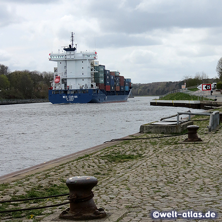 Container ship "Wes Carina" on the Kiel Canal in Rendsburg