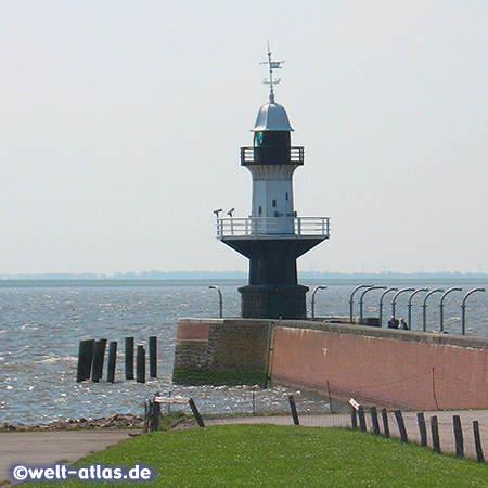 Leuchtturm auf der Mole 1 an der Schleuseneinfahrt in Brunsbüttel