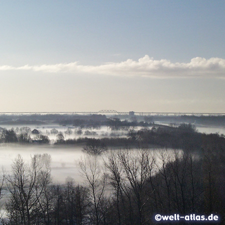 Morgennebel über der Landschft am Nord-Ostsee-Kanal, im Hintergrund ist die Hochdonner Hochbrücke zu sehen