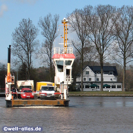 Fähre am Nord-Ostsee-Kanal zwischen Aebtissinwisch im Kreis Steinburg und Burg in Dithmarschen