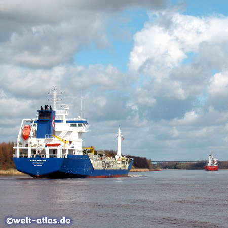 Schiffe auf dem Nord-Ostsee-Kanal bei Burg/Aebtissinwisch, Kreis Steinburg