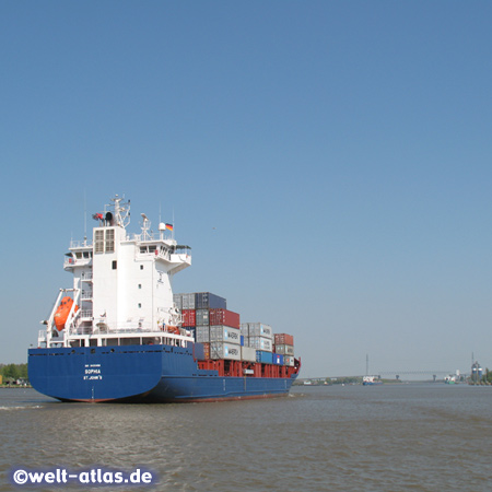 Containerschiff Sophia auf dem Nord-Ostsee-Kanal,im Hintergrund ist die Hochbrücke Brunsbüttel zu sehen