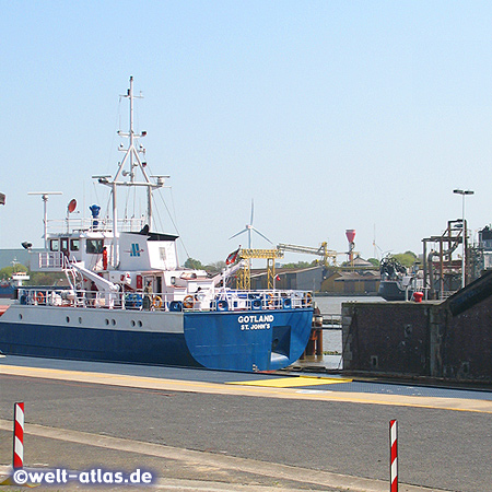 Die Gotland an der Schleuse in Brunsbüttel