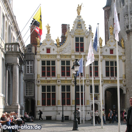 Justizpalast in Brügge, Justitia mit Waage und Schwert auf dem Giebel, Brügges historische Altstadt ist UNESCO Weltkulturerbe