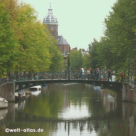 Gracht und St. Nikolaus-Kirche, der Grachtengürtel gehört zum UNESCO Welterbe 