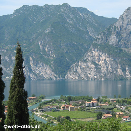 Gardasee, Blick aus den Bergen auf Nago-Torbole, Nordende des Sees im Trentino