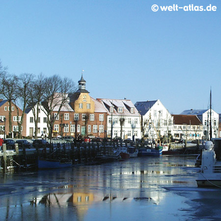 Tönning harbour in winter