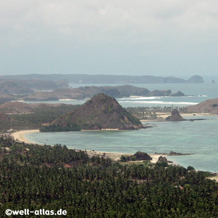 Palmen, Buchten, Felsen und Meer, Lombok gehört zu den Kleine Sunda-Inseln in der Java See, Indischer Ozean