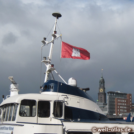 Die Flagge mit dem Hamburger Wappen weht auf dem Eventschiff Grosser Michel, dahinter das Wahrzeichen der Hansestadt