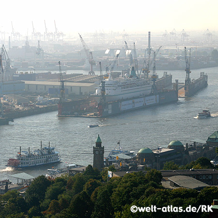 Hamburger Hafen, Dock 10, Elbe, Raddampfer, Uhrturm und Landungsbrücken