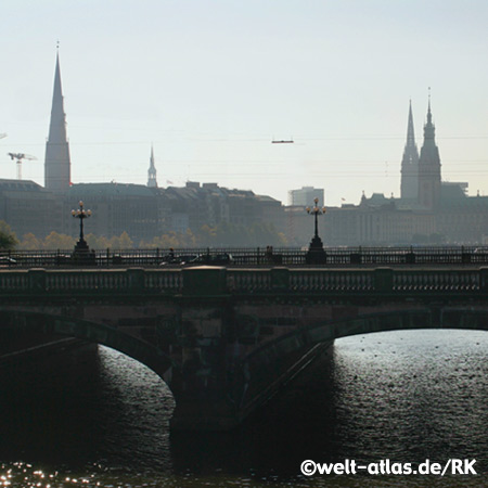 Lombardsbrücke, Binnenalster, Blick auf Hamburger Kirchtürme