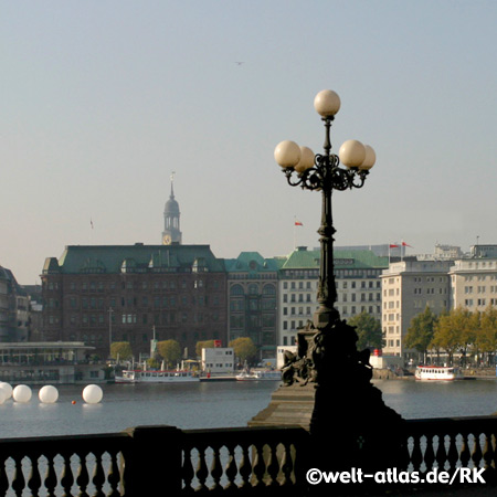 Lombardsbrücke mit Kandelaber, Binnenalster, Blick auf  den Michel