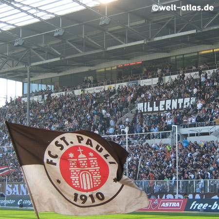 FC St. Pauli, wehende Fahne und die "neue" Südtribüne