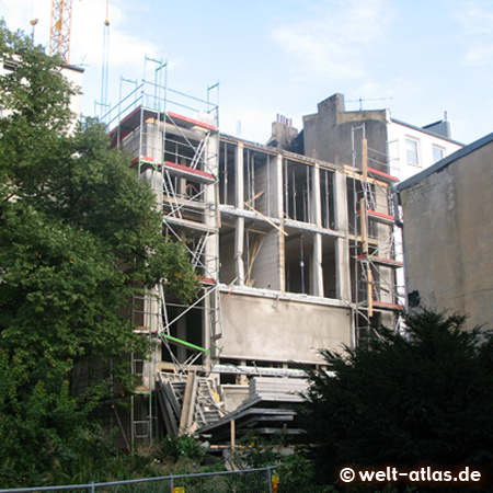 ...da waren plötzlich die Balkone heruntergekracht – wie ein Erdbeben, wir dachten, unser ganzes Haus stürzt ein – es war am Neubau im Nebenhaus