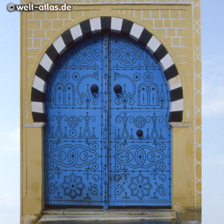 Blaue Tür im Künstlerdorf Sidi Bou Said.Ganzer Ort unter Denkmalschutz