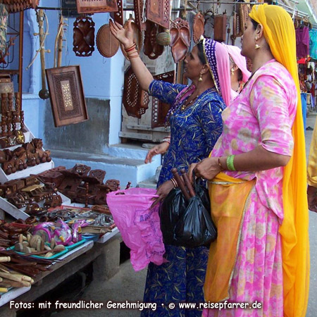 Frauen auf dem Basar in Pushkar, Rajasthan, IndienFoto:© www.reisepfarrer.de