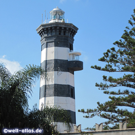 Der schwarz-weiss gestreifte Leuchtturm "Faro Capo Peloro" an der Straße von Messina, Sizilien