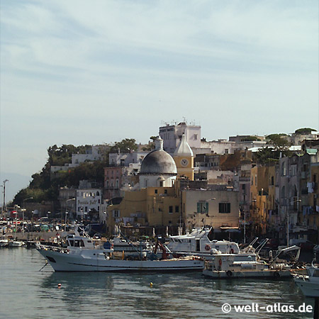 Procida, der Hafen Marina Grande mit der Kirche della Pietà