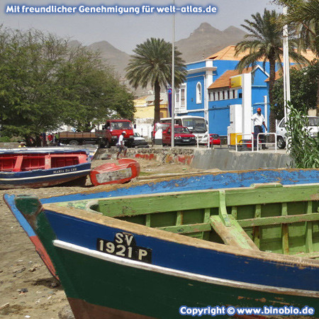 Bunte Häuser und Fischerboote in Mindelo, Uferpromenade Avenida da Republica, São Vicente  – Fotos: Reisebericht Kapverden, kapverden.binobio.de