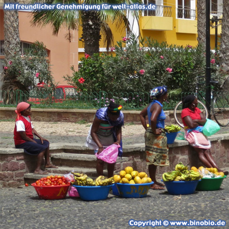 Obstverkäuferinnen in Mindelo auf São Vicente   – Fotos: Reisebericht Kapverden, kapverden.binobio.de