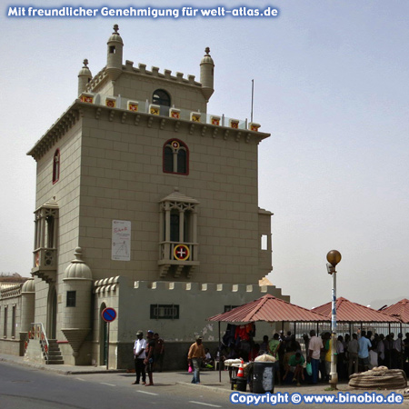 Neben dem Fischmarkt steht die Kopie des Torre de Belém von Lissabon  – Fotos: Reisebericht Kapverden, kapverden.binobio.de