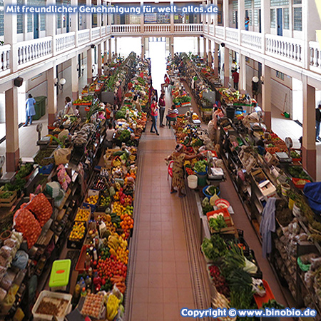 Buntes Angebot von in der schönen alten Markthalle von Mindelo auf der Insel São Vicente, Kap Verde –Fotos: Reisebericht Kapverden, kapverden.binobio.de