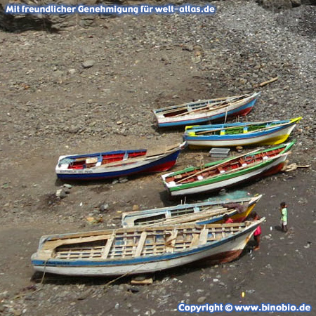 Boote am Strand von Sinagoga, Santo Antão   – Fotos: Reisebericht Kapverden, kapverden.binobio.de