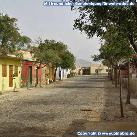 Straße in der kleinen Ortschaft Fundo das Figueiras, Boa Vista, Kap Verde – Fotos: Reisebericht Kapverden, kapverden.binobio.de