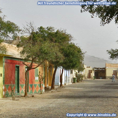 Häuserzeile in der kleinen Ortschaft Fundo das Figueiras, Boa Vista, Kap Verde – Fotos: Reisebericht Kapverden, kapverden.binobio.de