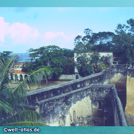 auf den Mauern der Festung Fort Jesus, Mombasa, von den Portugiesen erbaut, UNESCO-Welterbe