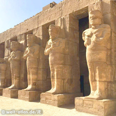 Statuen im Tempel von Ramses III, Karnak, ÄgyptenFast vollständig erhaltener Tempel