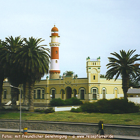 Leuchtturm von Swakopmund, deutsche Kolonialarchitektur, Stadt umgeben von der Namib-Wüste am Atlantik, Seebad. Foto:© www.reisepfarrer.de