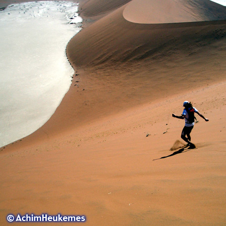 Die Dünen von Sossusvlei gehören zu den höchsten Dünen der Welt, Höhe bis ca. 300m. Hier ist derExtremsportler Achim Heukemes, Zehnfach-Triathlet, Ultraläufer unterwegs... www.heukemes.net