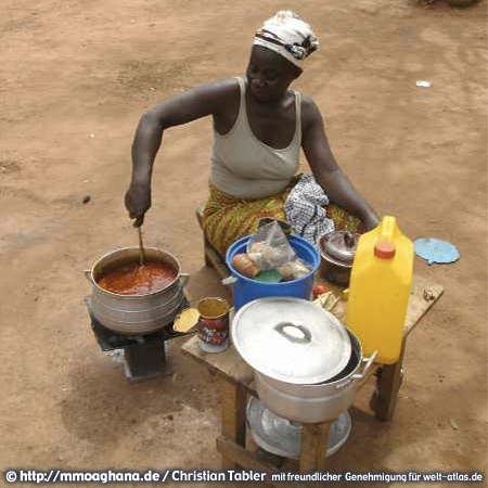 Frau an ihrer Kochstelle, Ghana (Hilfe für Ghana, http://www.parallelintegration.org,https://www.facebook.com/parallelintegration/?fref=ts)