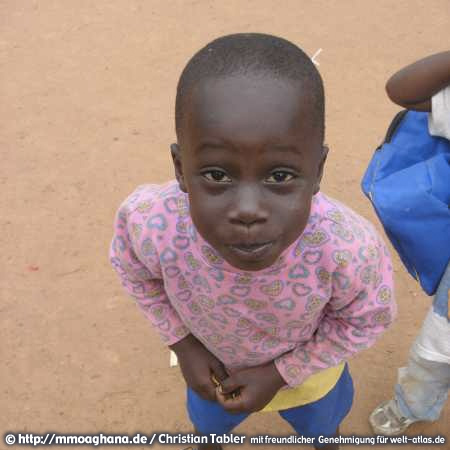 Kleiner Junge im Dorf Kwamoso – (Hilfe für Ghana, http://www.parallelintegration.org,https://www.facebook.com/parallelintegration/?fref=ts)