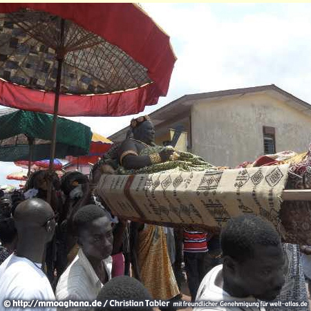 Festival in Ghana mit einer traditionellen Chief Prozession (Hilfe für Ghana, http://www.parallelintegration.org,https://www.facebook.com/parallelintegration/?fref=ts)