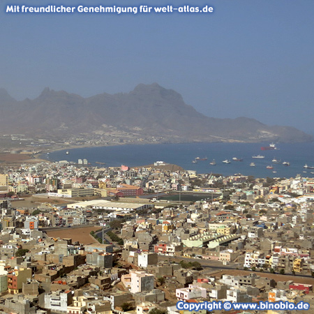 Blick auf die Bucht und Hafenstadt Mindelo auf der Insel São Vicente , Cabo Verde / Kap Verde – Fotos: Reisebericht Kapverden, kapverden.binobio.de