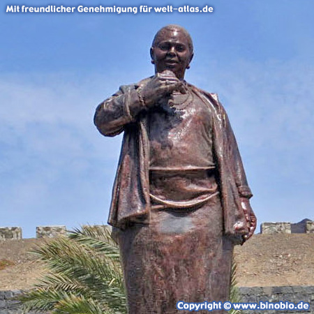 Statue der berühmten kapverdischen Sängerin Cesária Évora vor dem internationalen Flughafen von São Vicente  – Fotos: Reisebericht Kapverden, kapverden.binobio.de