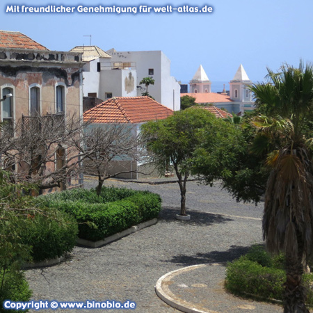 Kleiner Park in der Unterstadt von São Filipe, im Hintergrund die beiden Türme der Kirche Nossa Senhora da Conceição, Insel Fogo – Fotos: Reisebericht Kapverden, kapverden.binobio.de