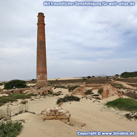 Der Schornstein der ehemaligen Ziegelfabrik bei Rabil in den Dünen gilt als Wahrzeichen der Insel Boa Vista, Kap Verde – Fotos: Reisebericht Kapverden, kapverden.binobio.de