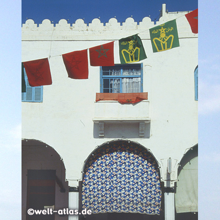 Marokko, Fahnen schmücken die Strasse