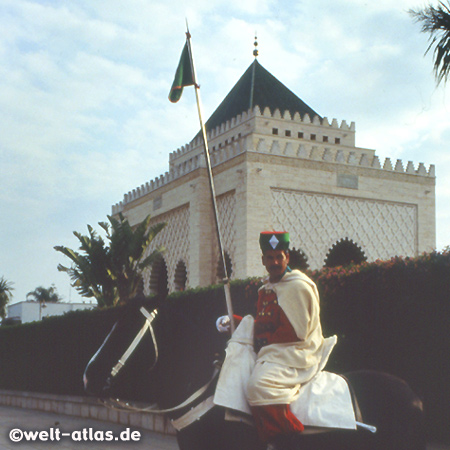 Wache am Mausoleum in Rabat, Marokko