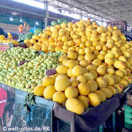 Fruchtgeschäft im Soukh von Agadir, Marokko