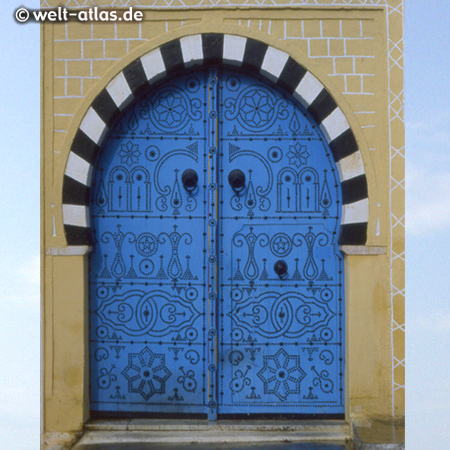 Blaue Tür im Künstlerdorf Sidi Bou Said.Ganzer Ort unter Denkmalschutz 